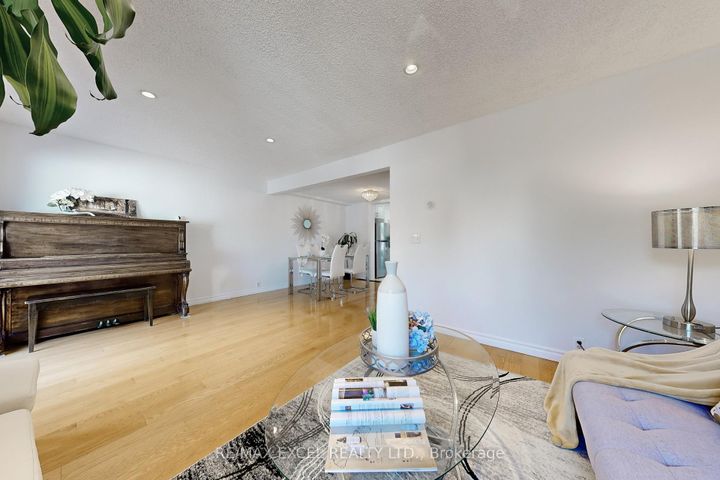 Photo 3 at 29 Green Spring Drive, Milliken, Toronto