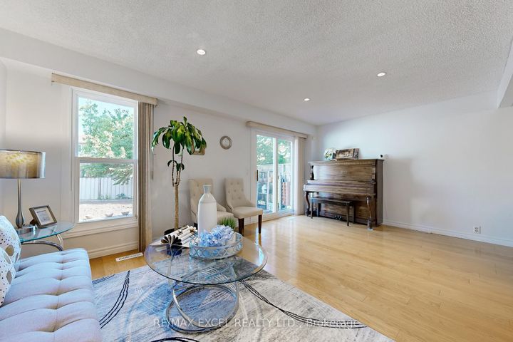 Photo 4 at 29 Green Spring Drive, Milliken, Toronto
