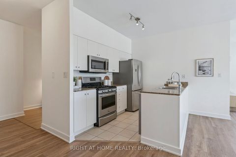 Photo 11 at 102 - 35 Mariner Terrace, Waterfront Communities C1, Toronto