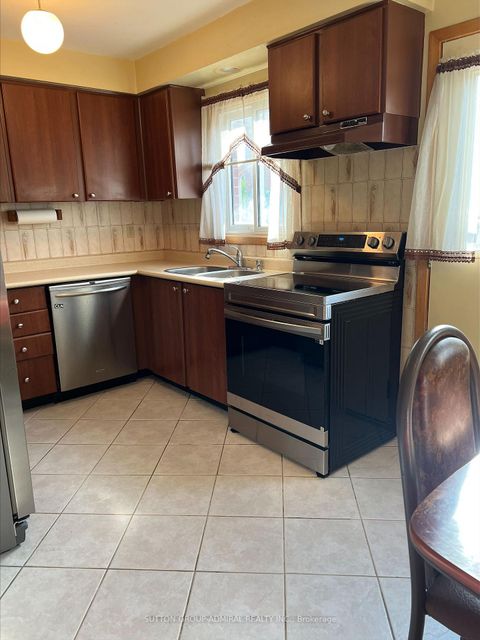 Photo 4 at 14 Prairie Dunes Place, Glen Shields, Vaughan