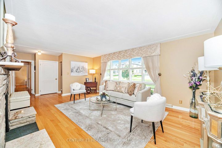 Photo 5 at 22 Poplar Drive, Oak Ridges, Richmond Hill