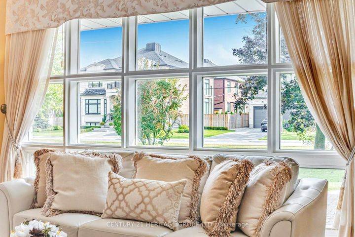 Photo 6 at 22 Poplar Drive, Oak Ridges, Richmond Hill