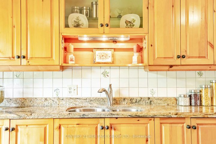 Photo 9 at 22 Poplar Drive, Oak Ridges, Richmond Hill