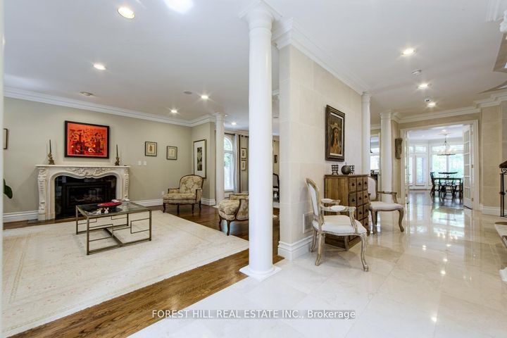 Photo 2 at 42 Aldershot Crescent, Windfields, Toronto