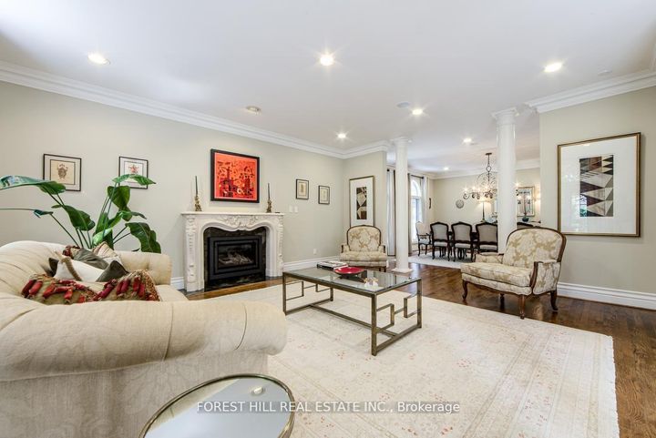 Photo 3 at 42 Aldershot Crescent, Windfields, Toronto