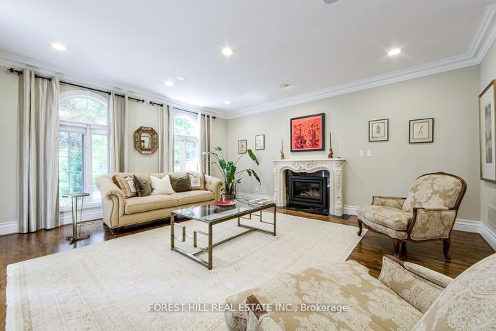 Photo 4 at 42 Aldershot Crescent, Windfields, Toronto