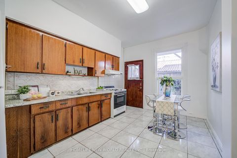 Photo 10 at 726 Adelaide Street W, Niagara, Toronto
