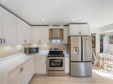 Photo 9 at 30 Moffat Crescent, Aurora Heights, Aurora