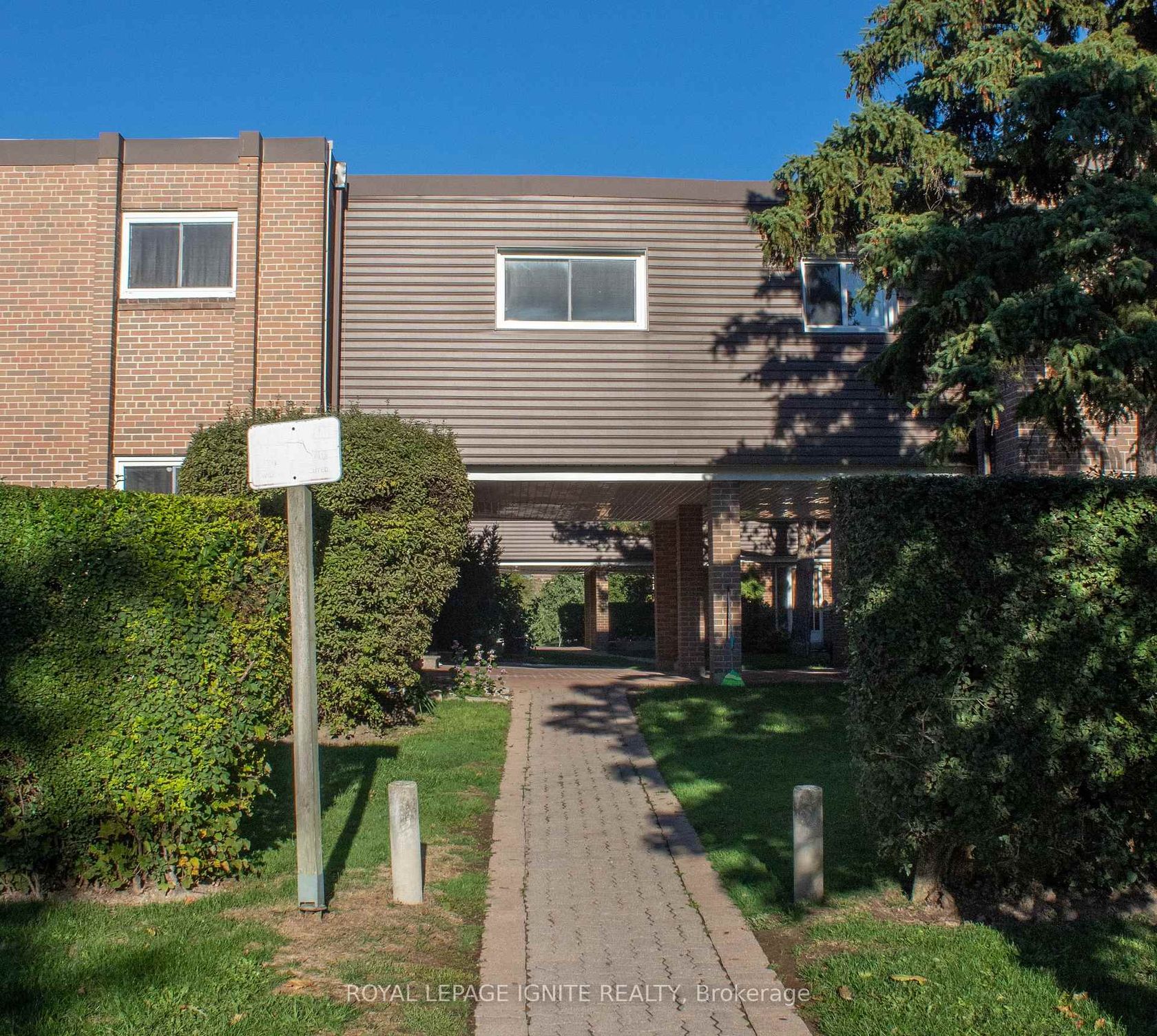 32 - 23 Tealham Drive, Clairville, Toronto 