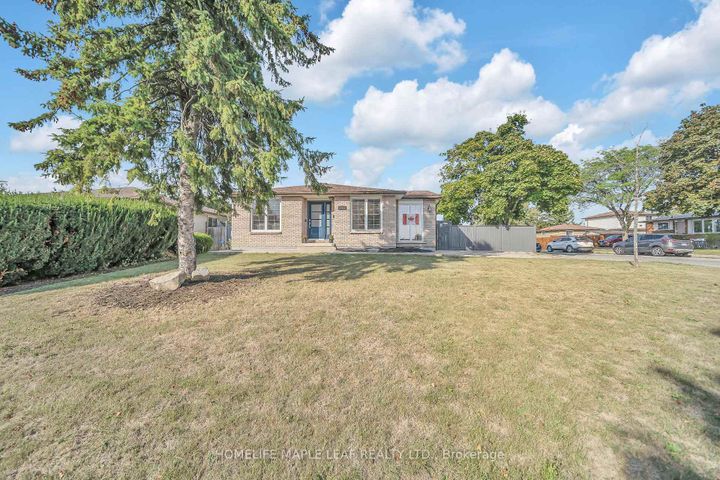 Photo 1 at 4 Lisa Court, Lawfield, Hamilton