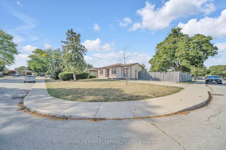 Photo 2 at 4 Lisa Court, Lawfield, Hamilton