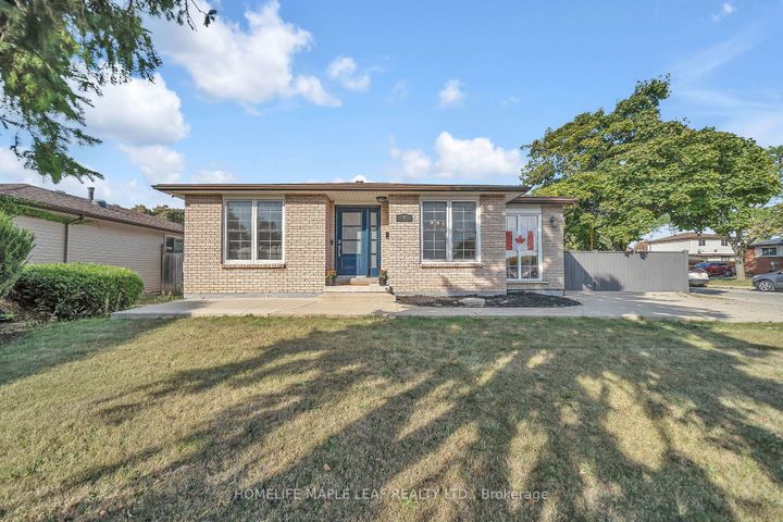 Photo 3 at 4 Lisa Court, Lawfield, Hamilton