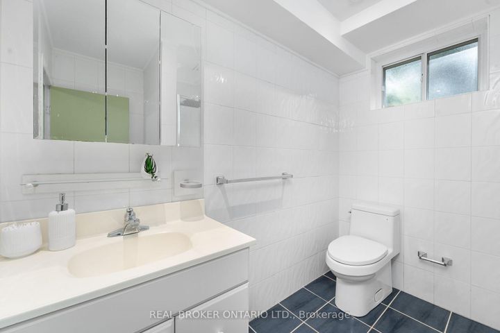 Photo 22 at 240 Rosemar Gardens, Mill Pond, Richmond Hill