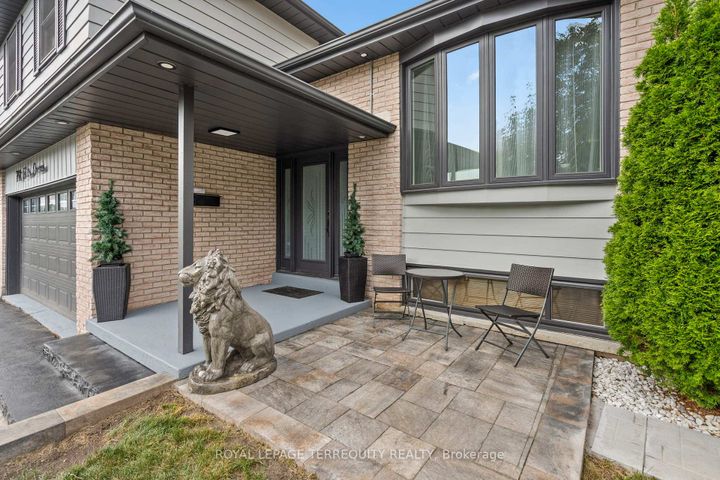 Photo 4 at 708 Aruba Crescent, Northglen, Oshawa