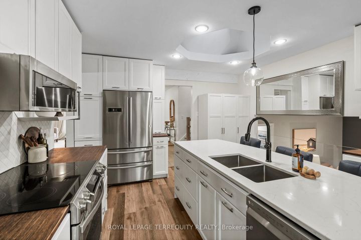 Photo 8 at 708 Aruba Crescent, Northglen, Oshawa