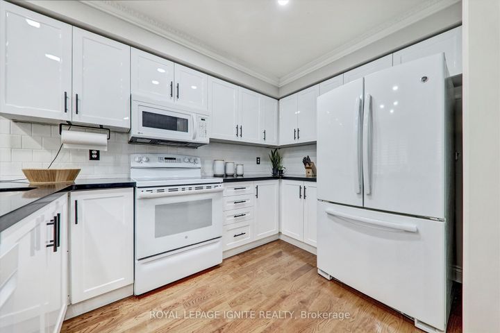 Photo 4 at 3929 Milkwood Crescent, Lisgar, Mississauga