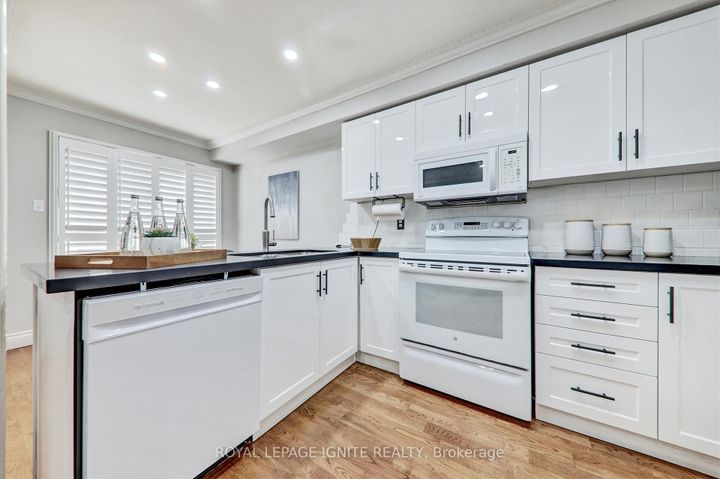 Photo 5 at 3929 Milkwood Crescent, Lisgar, Mississauga