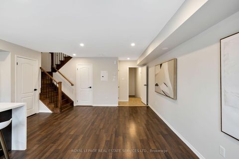 Photo 4 at 10 - 15 Hays Boulevard, RO River Oaks, Oakville