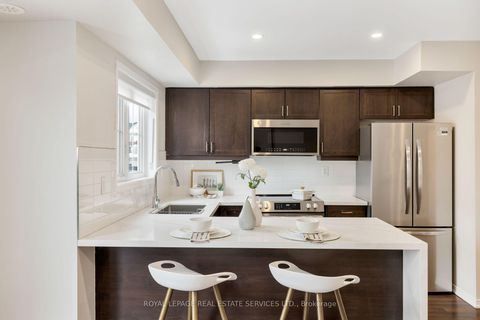 Photo 7 at 10 - 15 Hays Boulevard, RO River Oaks, Oakville