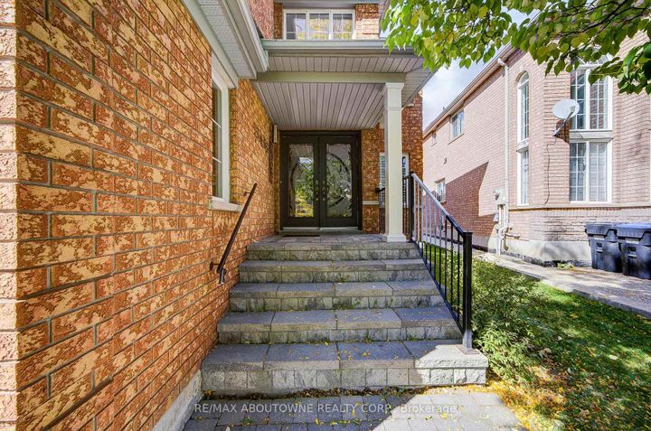 Photo 2 at 3041 Caulfield Crescent, Churchill Meadows, Mississauga