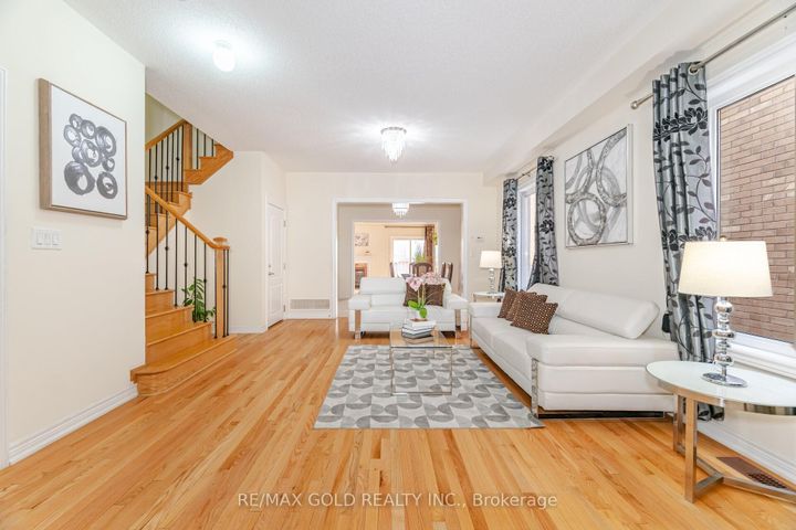 Photo 3 at 8 Washburn Road, Bram East, Brampton