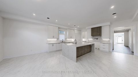 Photo 11 at 8 SAXBY FARM Avenue, King City, King