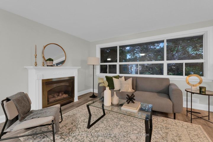 Photo 2 at 51 Florence Drive, CO Central, Oakville