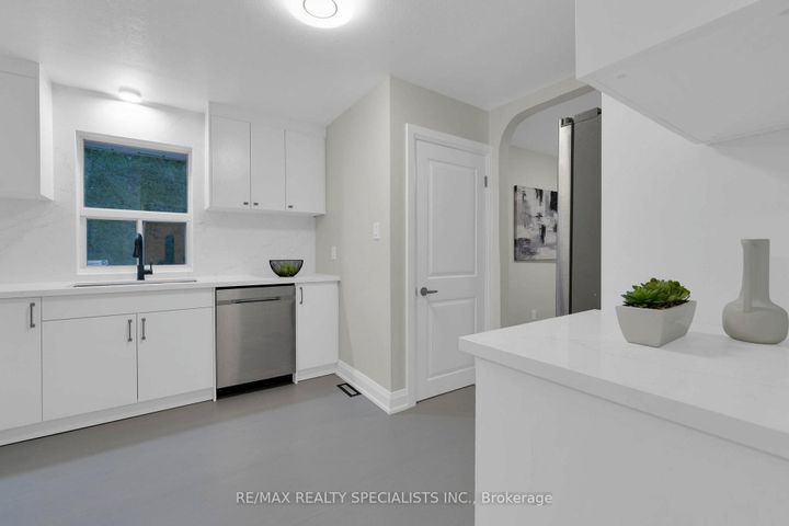 Photo 11 at 51 Florence Drive, CO Central, Oakville