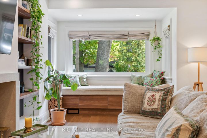 Photo 8 at 28 Humberview Road, Lambton Baby Point, Toronto