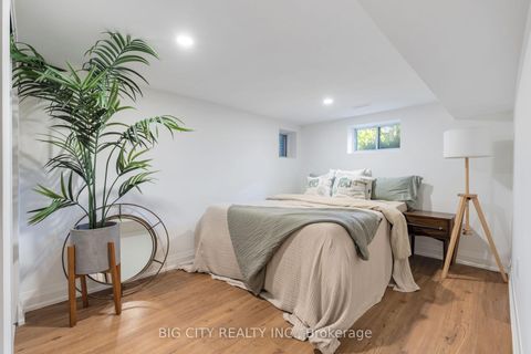 Photo 25 at 28 Humberview Road, Lambton Baby Point, Toronto