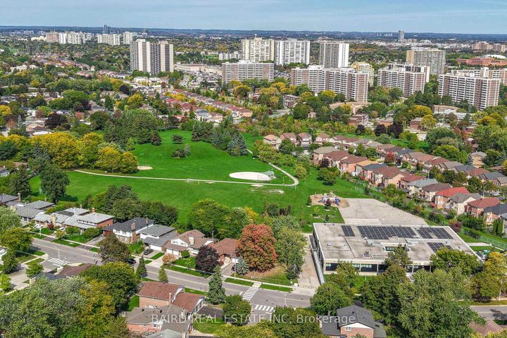 Photo 5 at 38 Caronridge Crescent, L'Amoreaux, Toronto