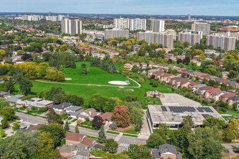Photo 5 at 38 Caronridge Crescent, L'Amoreaux, Toronto
