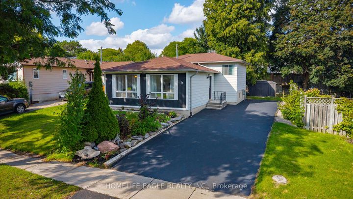Photo 2 at 23 Maurino Court, Bradford, Bradford West Gwillimbury