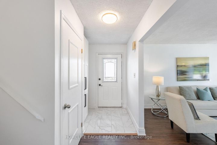 Photo 3 at 23 Maurino Court, Bradford, Bradford West Gwillimbury