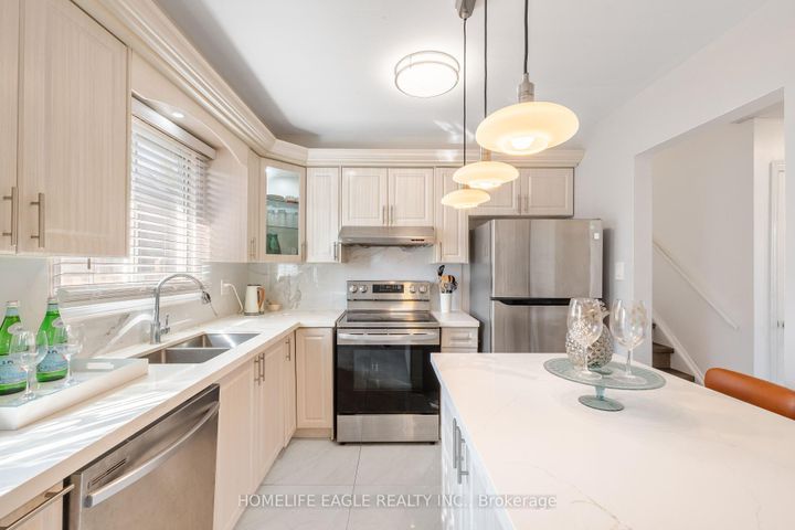 Photo 9 at 23 Maurino Court, Bradford, Bradford West Gwillimbury