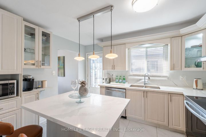 Photo 10 at 23 Maurino Court, Bradford, Bradford West Gwillimbury