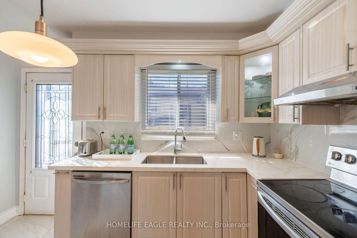 Photo 11 at 23 Maurino Court, Bradford, Bradford West Gwillimbury
