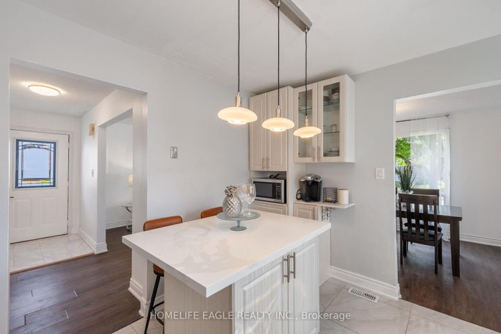 Photo 12 at 23 Maurino Court, Bradford, Bradford West Gwillimbury
