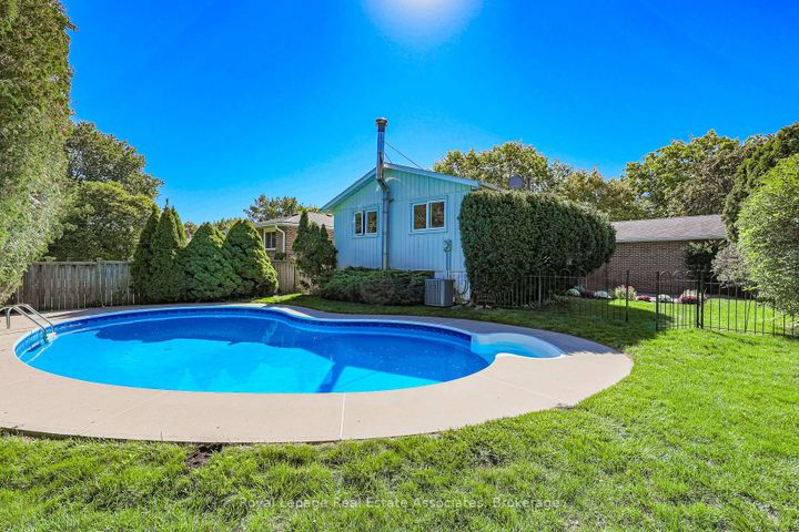 Photo 2 at 958 Fletcher Valley Crescent, Clarkson, Mississauga