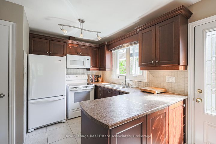 Photo 3 at 958 Fletcher Valley Crescent, Clarkson, Mississauga
