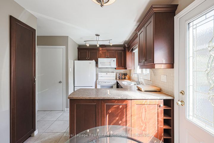 Photo 4 at 958 Fletcher Valley Crescent, Clarkson, Mississauga