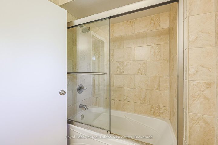 Photo 20 at 958 Fletcher Valley Crescent, Clarkson, Mississauga