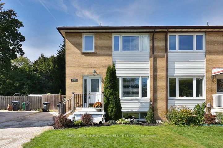 Photo 1 at 2295 Wiseman Court, Clarkson, Mississauga
