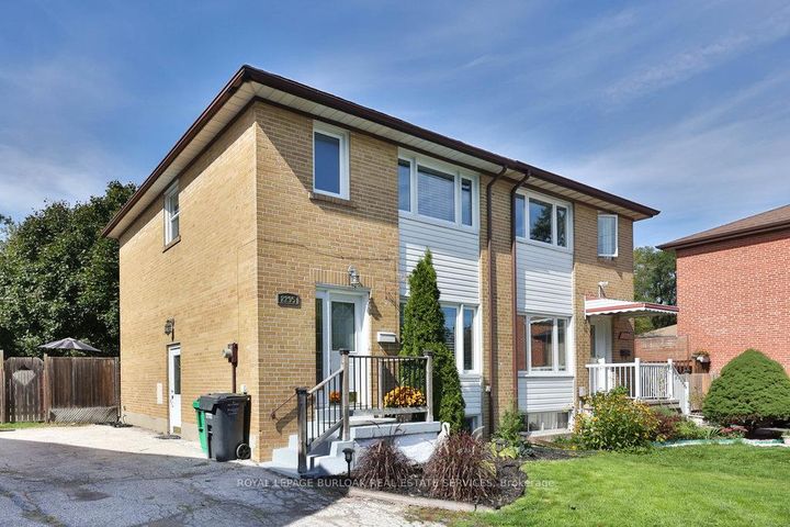 Photo 2 at 2295 Wiseman Court, Clarkson, Mississauga