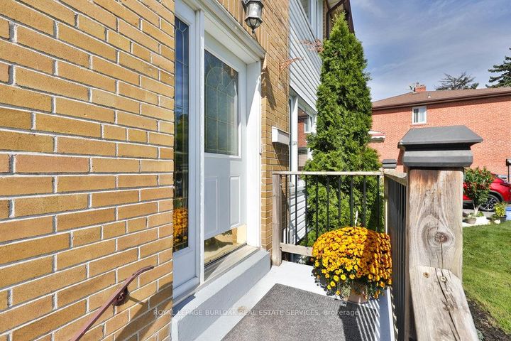 Photo 3 at 2295 Wiseman Court, Clarkson, Mississauga