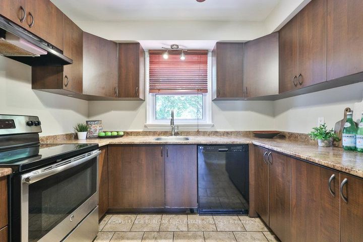 Photo 6 at 2295 Wiseman Court, Clarkson, Mississauga