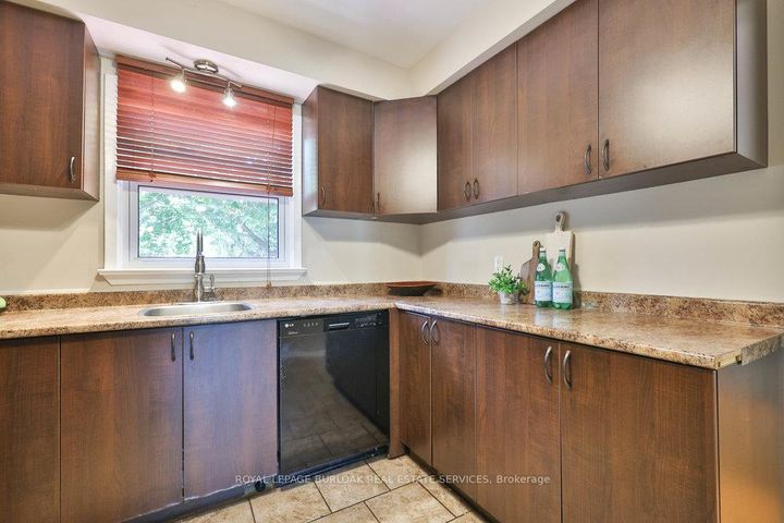 Photo 7 at 2295 Wiseman Court, Clarkson, Mississauga
