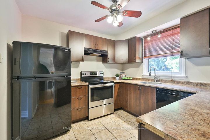 Photo 8 at 2295 Wiseman Court, Clarkson, Mississauga