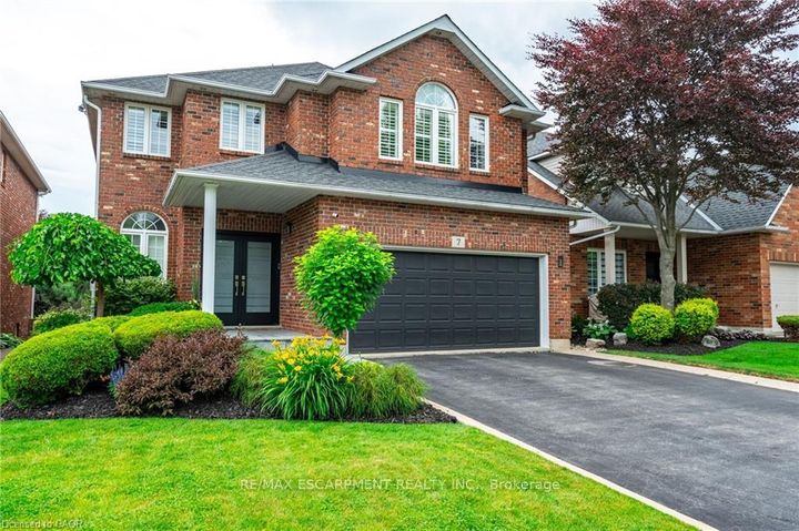 Photo 2 at 7 VOLTERRA Court, Waterdown, Hamilton