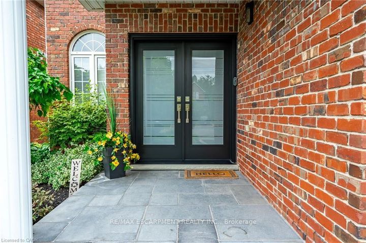 Photo 3 at 7 VOLTERRA Court, Waterdown, Hamilton